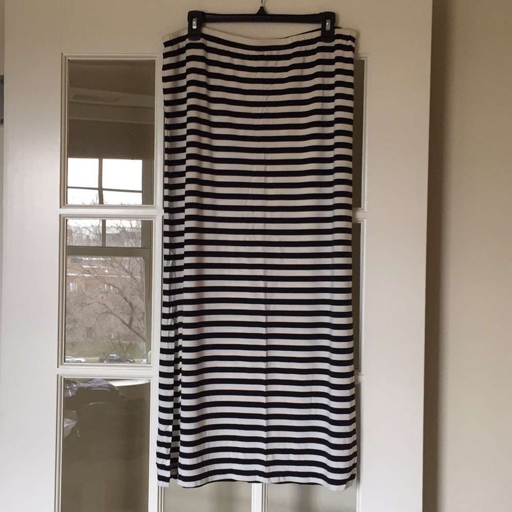 BR soft and stretchy navy and cream maxi skirt